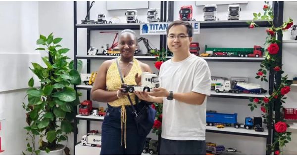 Un cliente de Mali visitó Titan y compró un remolque de plataforma plana.