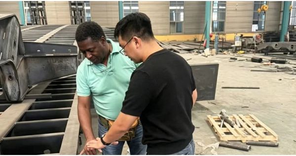 Un cliente de Tanzania visitó TITAN y compró un semirremolque de plataforma baja.