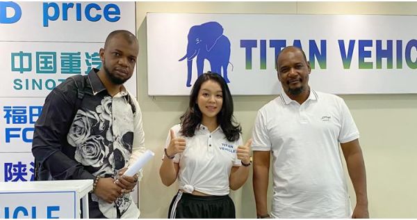 Clientes zimbabuenses visitan TITAN para comprar un remolque de plataforma de tres ejes.
