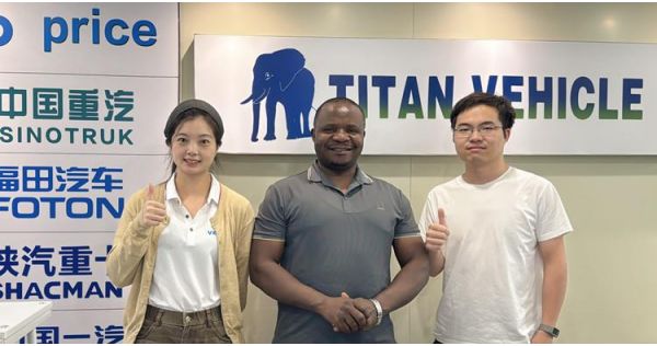 Cliente de Ghana visita TITAN para comprar un semirremolque de barandillas de 4 ejes