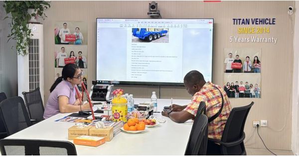Cliente liberiano visita TITAN para comprar un semirremolque de plataforma rebajada de 60 toneladas.