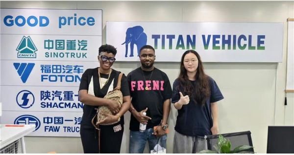 Cliente de Malí visita TITAN y compra un semirremolque de plataforma de 4 ejes.