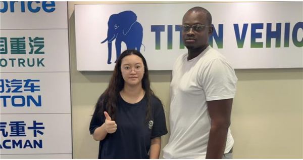 Visita de un cliente de Tanzania: TITAN compró un remolque de plataforma de 4 ejes en el sitio.