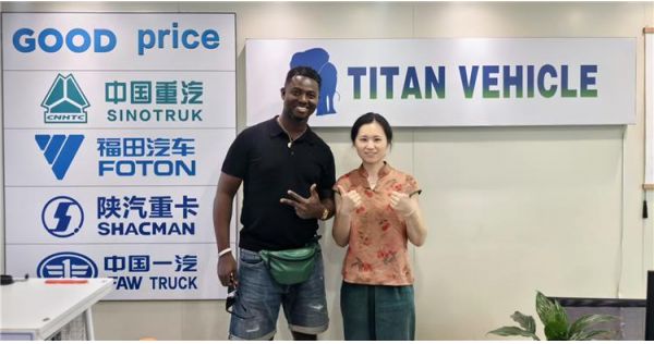 Un cliente de Kenia visitó Titan para encargar un remolque con chasis para contenedores de 2 ejes y 20 pies.