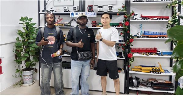 Clientes de Mali visitaron nuestra fábrica para comprar remolques de plataforma.