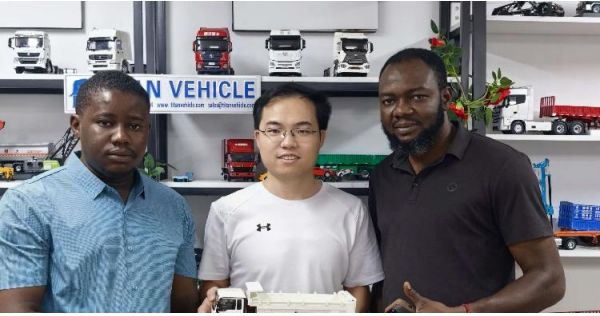 Clientes de Zambia acuden a TITAN para comprar un remolque cisterna de acero inoxidable.