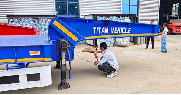 Clientes nigerianos visitan Titan Vehicle y compran un remolque de plataforma baja.
