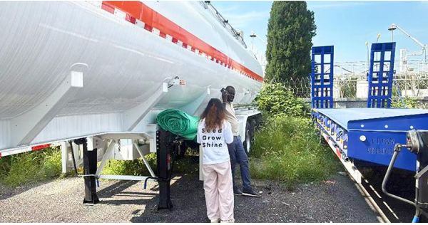 Clientes malienses visitaron Titan y compraron remolques cisterna de combustible.
