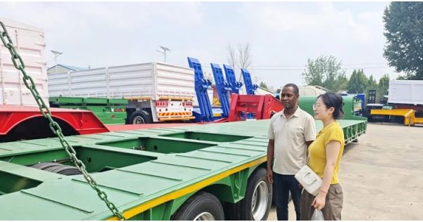 Sierra Leona visitó TITAN para comprar un semirremolque de plataforma baja.