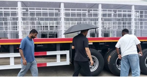 Clientes de Malawi visitaron Titan y compraron remolques de plataforma.