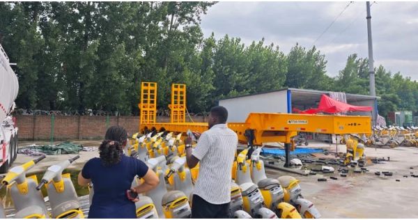 Clientes de Uganda visitaron TITAN para comprar un semirremolque de plataforma baja.