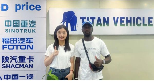 Un cliente senegalés visita TITAN para comprar un remolque esqueleto de 4 ejes.