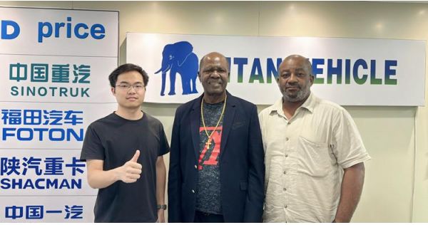 Clientes tanzanos visitan TITAN para comprar un remolque de plataforma.