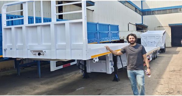 Cliente de Costa Rica visita la fábrica de TITAN para comprar un remolque de plataforma.