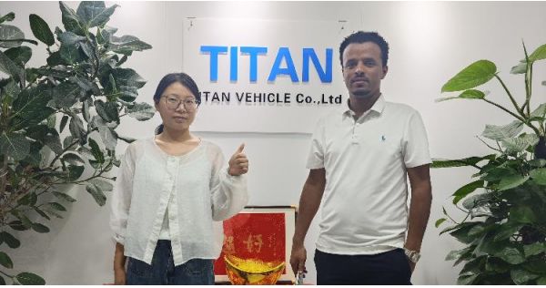 Un cliente de Zimbabue visita TITAN para comprar un remolque de plataforma baja de 3 ejes.