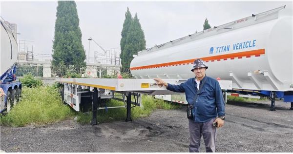Un cliente peruano visita TITAN para comprar un remolque de plataforma de tres ejes.