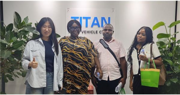 Un cliente nigeriano visita TITAN para comprar un remolque de cuello de cisne desmontable de 3 ejes y 80 toneladas.