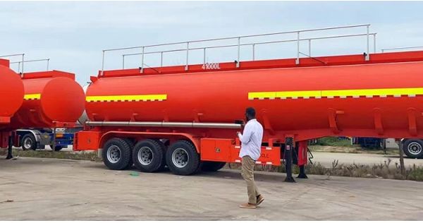 Un cliente de Mali visitó Titan y compró remolques cisterna para combustible.
