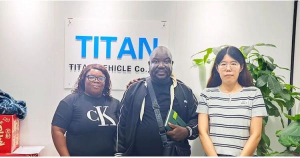 Un cliente tanzano visita Titan y compra un remolque de plataforma baja de 3 ejes.