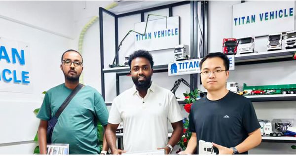 Un cliente zambiano visita TITAN para comprar un remolque de plataforma de 40 pies.