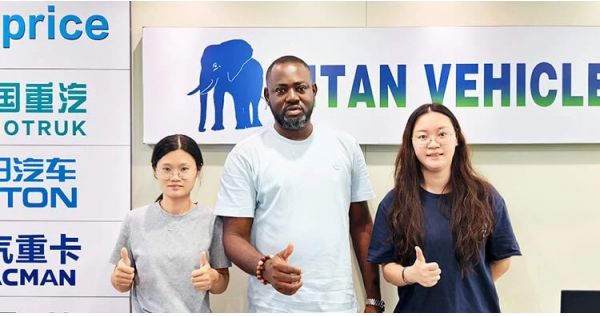 Un cliente de Ghana visitó Titan y compró un remolque de plataforma baja de 100 toneladas.