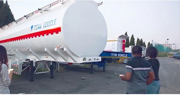 Clientes senegaleses visitaron Titan y compraron un remolque cisterna de combustible.