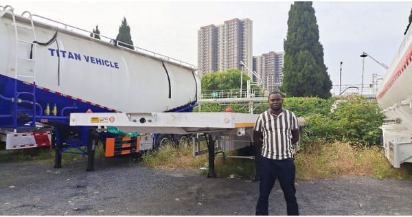 Un cliente de Ghana visitó Titan y compró un remolque de plataforma.