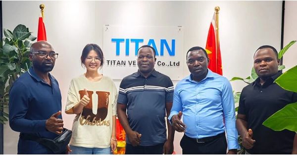 Cliente ugandés visitó Titán y compró semirremolque de cama plana