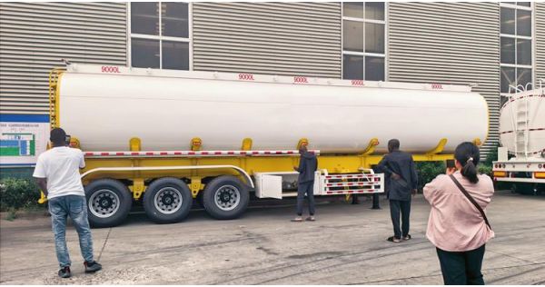Clientes de Mali visitan la fábrica de TITAN para comprar un remolque cisterna de combustible.