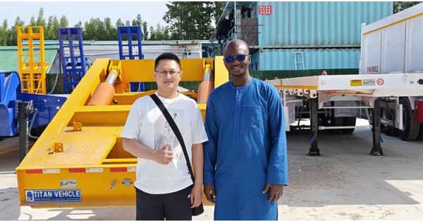 Un cliente nigeriano visita TITAN para comprar un remolque de cuello de cisne desmontable de 3 ejes.