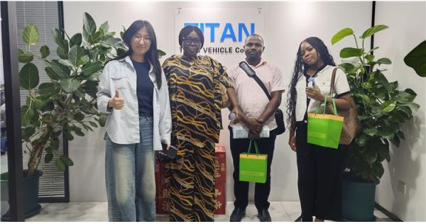 Un cliente nigeriano visita TITAN para comprar un remolque de cuello de cisne desmontable de 4 ejes.