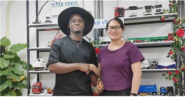 Un cliente de Zambia visita TITAN para comprar un remolque cisterna de aluminio.