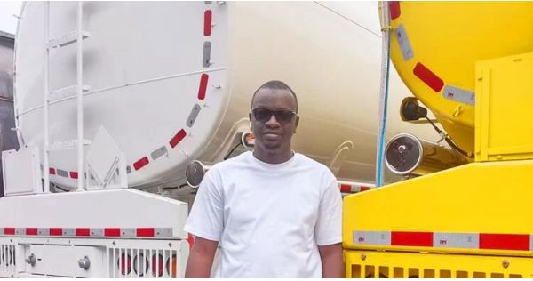 Un cliente de Ghana visitó Titan y compró un remolque cisterna de combustible de 45.000 litros.