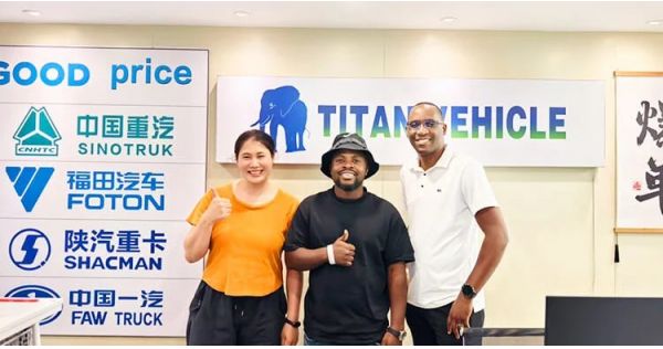 Un cliente ugandés visitó Titan y compró un remolque de plataforma de tres ejes.