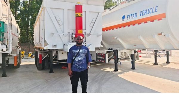 Clientes zambianos visitaron Titan y compraron un semirremolque volquete.
