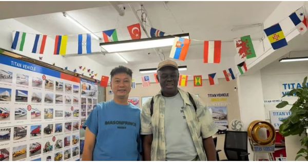Un cliente nigeriano visitó Titan y compró un remolque de plataforma baja con cuello de cisne.