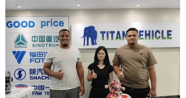 Clientes de Zimbabue visitaron Titan y compraron un remolque de plataforma.