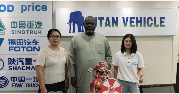 Clientes malienses visitaron Titan y compraron un remolque cisterna para combustible diésel.