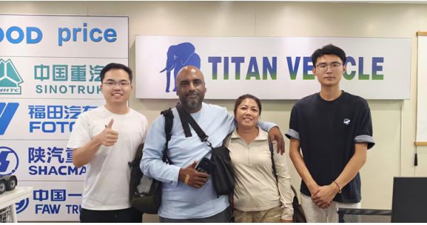 Clientes de Tanzania visitan TITAN para comprar un remolque de plataforma baja.