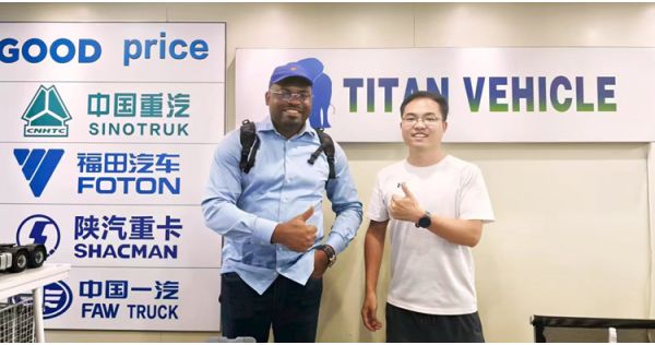 Cliente guineano visitó TITAN para comprar remolque volquete de 4 ejes