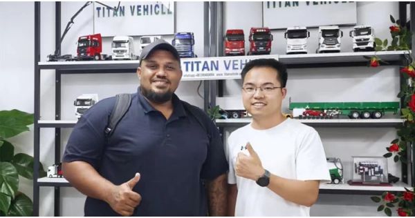 Cliente de Yibuti visita TITAN para comprar un semirremolque para cercas.