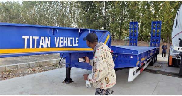 Cliente zambiano visita la fábrica de TITAN para comprar un remolque de plataforma baja