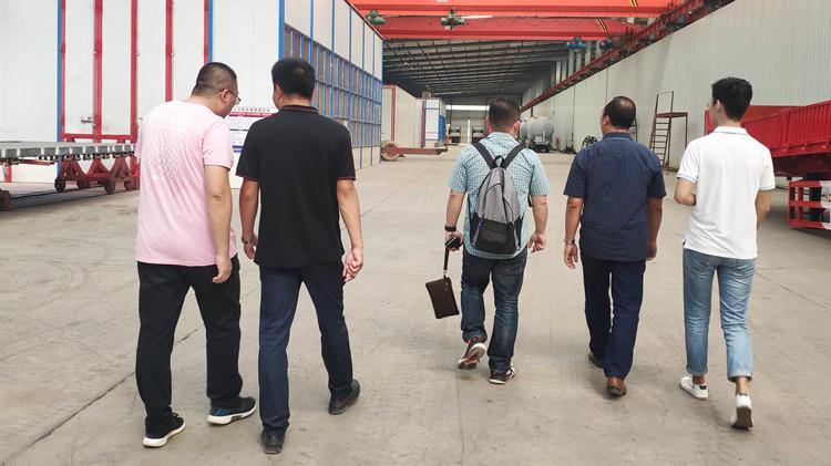 Clientes indonesios visitan la fábrica TITAN de remolques de plataforma y plataforma baja