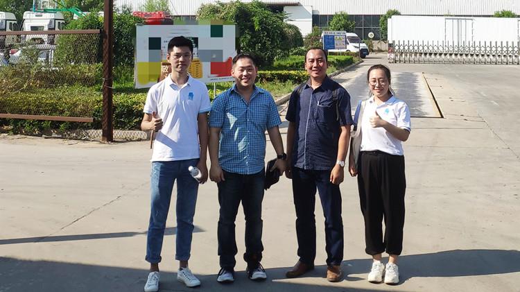 Clientes indonesios visitan la fábrica TITAN de remolques de plataforma y plataforma baja