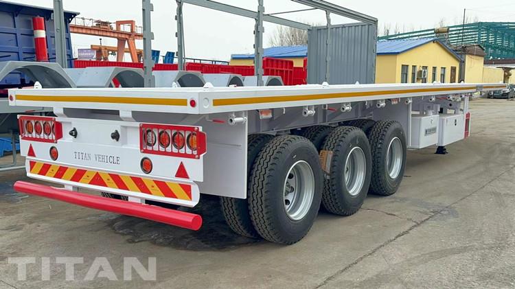 Remolque de plataforma de tres ejes TITAN de 30 toneladas en venta en Senegal