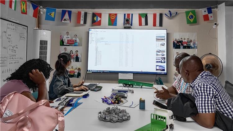 Remolque de tres ejes con puertas laterales abatibles en venta en Zimbabue