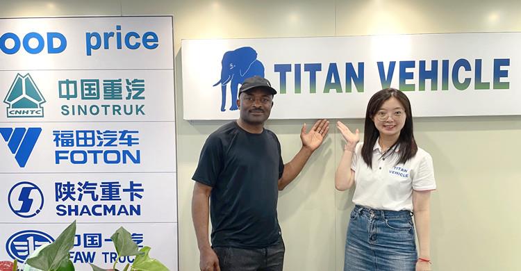 Cliente visita la oficina de TITAN en Guangzhou para adquirir un remolque de plataforma de tres ejes