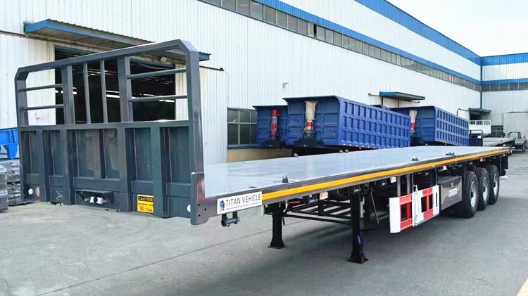 Cliente visita la oficina de TITAN en Guangzhou para adquirir un remolque de plataforma de tres ejes