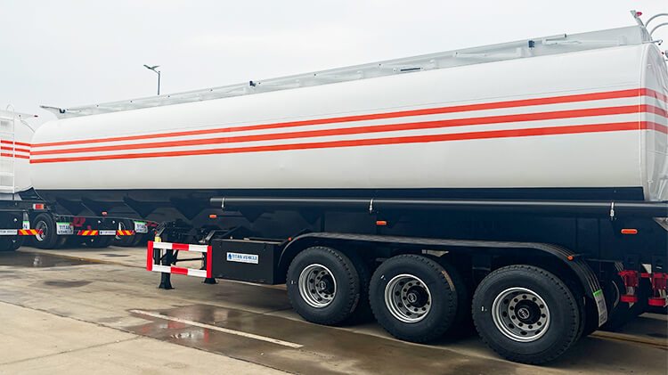 Los clientes ghaneses acuden a Titan Vehicle para comprar remolques cisterna de combustible