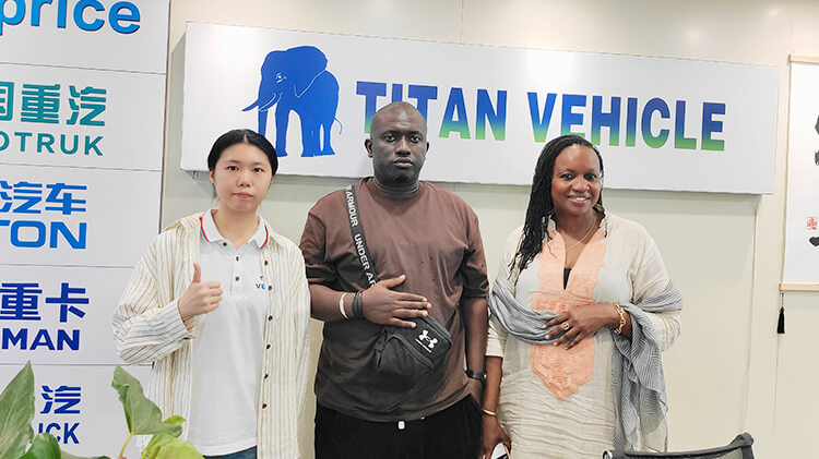 Los clientes ghaneses acuden a Titan Vehicle para comprar remolques cisterna de combustible